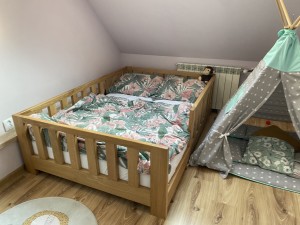 Solidne łóżko Róża – wykonane z selekcjonowanego drewna dębowego, zapewnia komfortowy sen dla dzieci i dorosłych