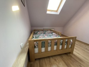 Dębowe łóżko Róża – zaprojektowane dla dzieci, ale na tyle mocne, że mogą spać na nim rodzice razem z dzieckiem