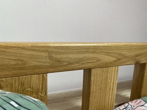 Detal konstrukcji łóżka Róża – precyzyjne wykonanie z drewna dębowego, gwarantuje stabilność i długowieczność mebla