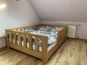 Łóżko Róża z materacem – przestronne i wytrzymałe, idealne dla dziecka i rodzica, wykonane z solidnego drewna dębowego