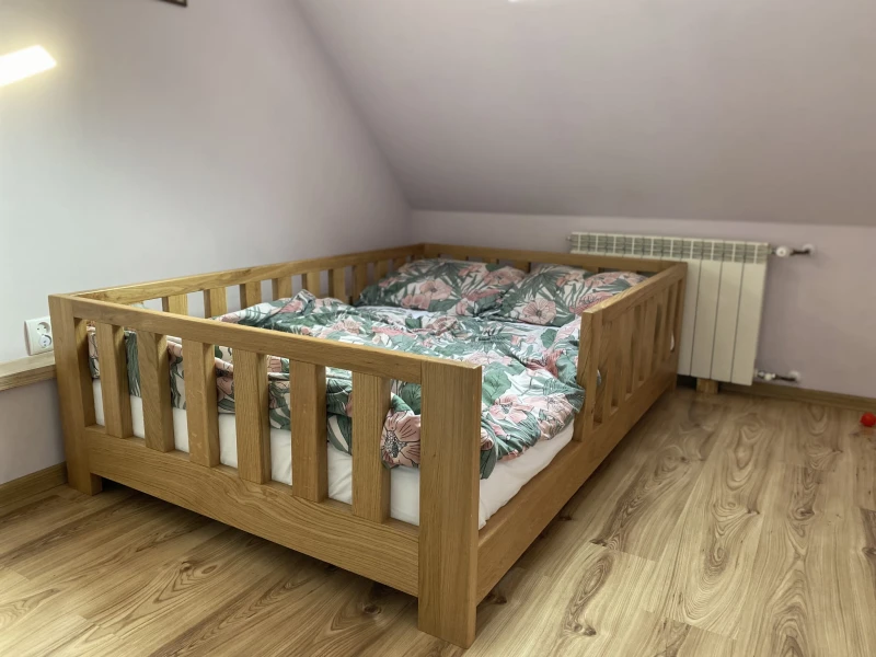 Łóżko Róża z materacem – przestronne i wytrzymałe, idealne dla dziecka i rodzica, wykonane z solidnego drewna dębowego
