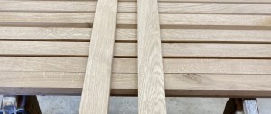 Listwa cokołowa z litego dębu – funkcjonalny i elegancki element wykończeniowy, który łączy estetykę z trwałością drewna