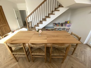Stół dębowy Ninli rozkładany – solidne wykonanie i elegancja w każdej konfiguracji, idealny do jadalni i przestrzeni designerskich
