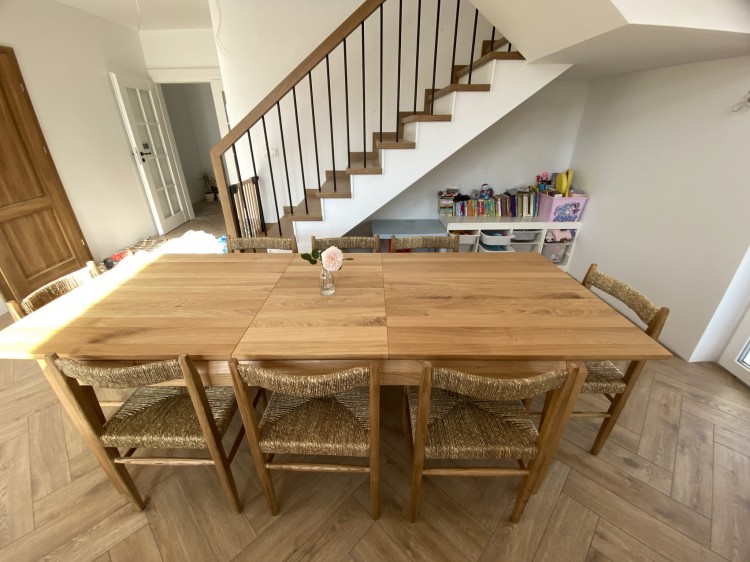 Stół dębowy Ninli rozkładany – solidne wykonanie i elegancja w każdej konfiguracji, idealny do jadalni i przestrzeni designerskich