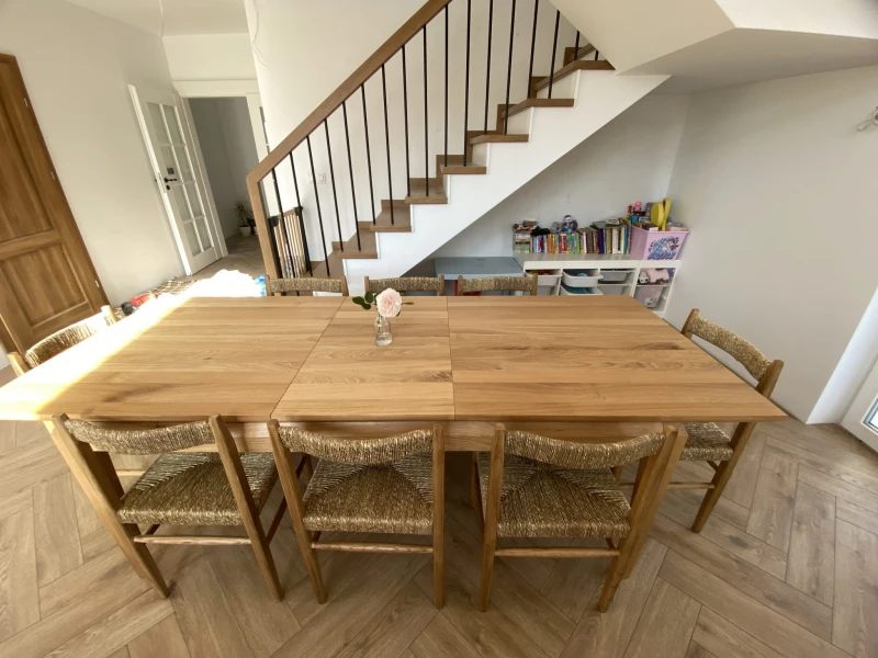 Stół dębowy Ninli rozkładany – solidne wykonanie i elegancja w każdej konfiguracji, idealny do jadalni i przestrzeni designerskich
