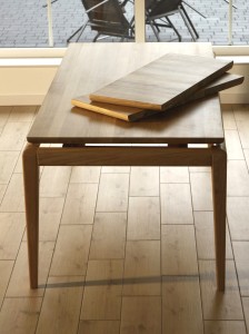 Ekskluzywny stół z litego dębu – model Enki prezentowany z dwoma dostawkami. Luksusowy i drogi mebel premium, który zachwyca elegancją i funkcjonalnością