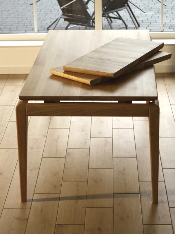 Ekskluzywny stół z litego dębu – model Enki prezentowany z dwoma dostawkami. Luksusowy i drogi mebel premium, który zachwyca elegancją i funkcjonalnością