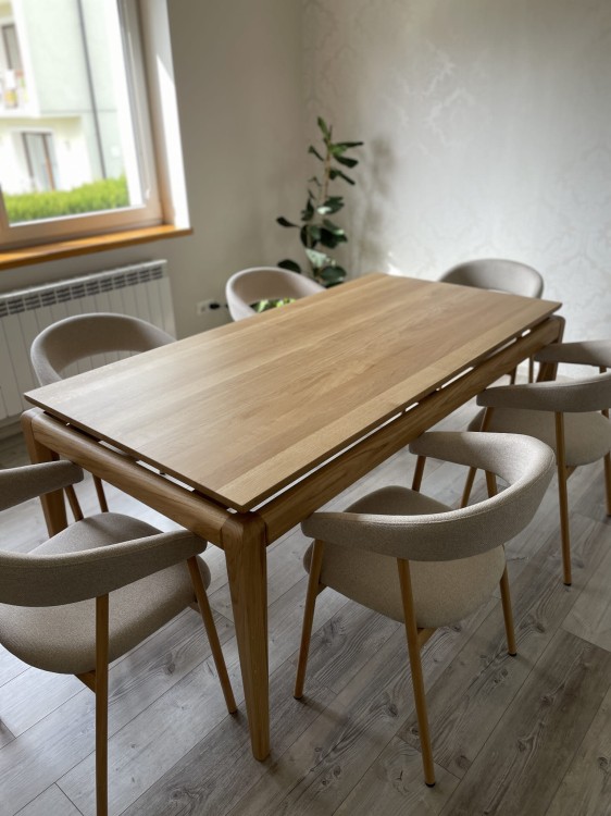 Stół  dębowy z krzesłami do salonu