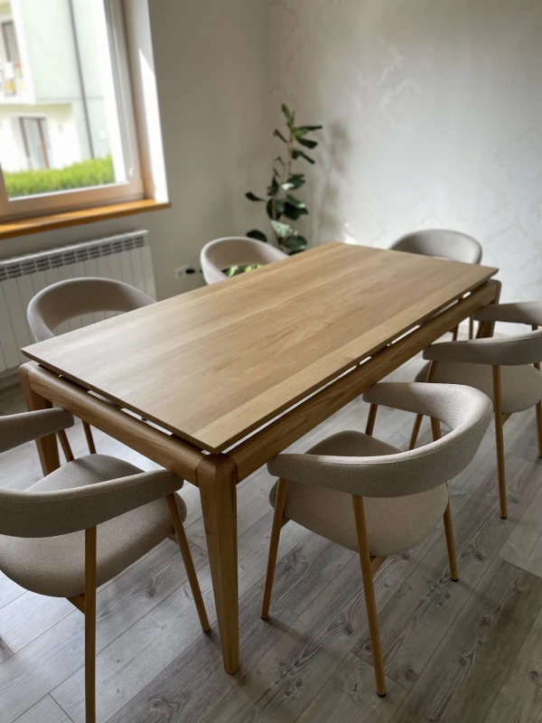 Stół  dębowy z krzesłami do salonu