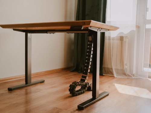 Biurko IBIS – elegancka konstrukcja z litego drewna dębowego, z elektryczną regulacją wysokości 72–118 cm. Idealne do biura, home office czy przestrzeni gamingowej