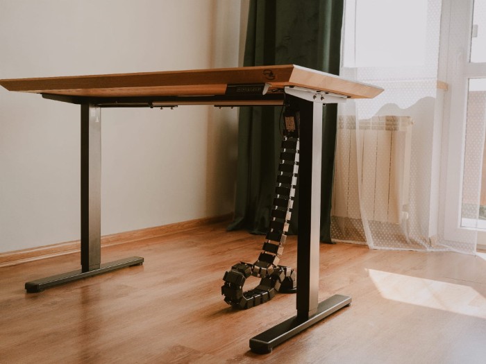 Biurko IBIS – elegancka konstrukcja z litego drewna dębowego, z elektryczną regulacją wysokości 72–118 cm. Idealne do biura, home office czy przestrzeni gamingowej