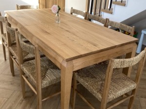 Stół Ninli – luksusowy stół dębowy z opcjonalnym wcięciem w blacie i oskrzyni. Nowoczesny design, elegancka linia i solidne wykonanie z litego drewna
