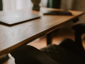 Biurko IBIS – zbliżenie na blat z laptopem w eleganckiej aranżacji. Luksusowy mebel premium łączy nowoczesny design z komfortem pracy